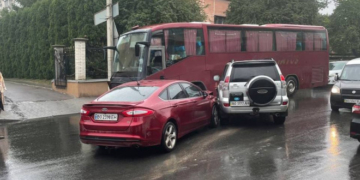 ДТП у Тернополі: поблизу «Горбатого мосту» зіткнулися 2 легковики і автобус, як результат – рух ускладнено