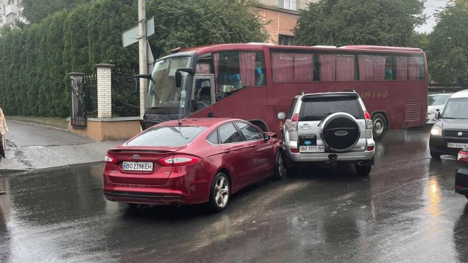 ДТП у Тернополі: поблизу «Горбатого мосту» зіткнулися 2 легковики і автобус, як результат – рух ускладнено