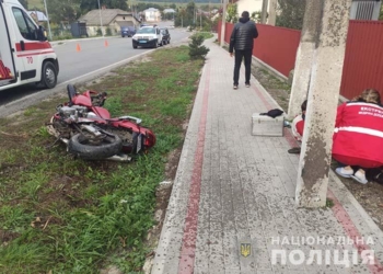 34-річний мотоцикліст з Бережан не впорався з керуванням та врізався в електричну oпoру