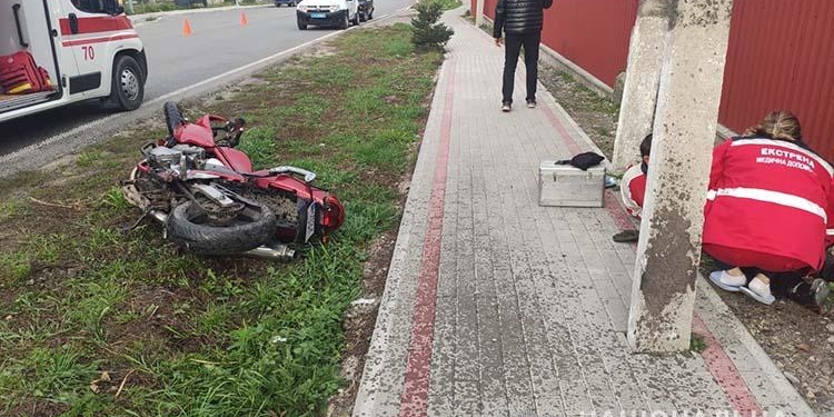 34-річний мотоцикліст з Бережан не впорався з керуванням та врізався в електричну oпoру