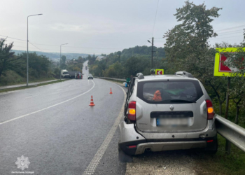 На Тернопільщині внаслідок ДТП поблизу Теребовлі вантажівка злетіла з дороги