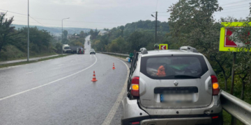 На Тернопільщині внаслідок ДТП поблизу Теребовлі вантажівка злетіла з дороги