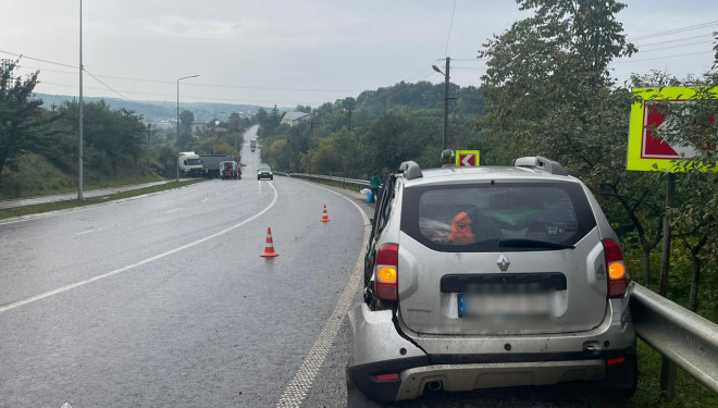 На Тернопільщині внаслідок ДТП поблизу Теребовлі вантажівка злетіла з дороги