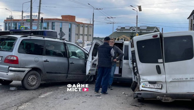 Масштабна ДТП: 6 авто зіткнулися у Тернополі