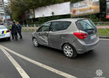 У Тернополі на Збаразькому кільці водій вантажівки прим’яв легковик та втік з місця ДТП