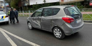 У Тернополі на Збаразькому кільці водій вантажівки прим’яв легковик та втік з місця ДТП