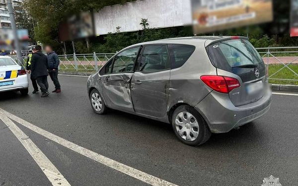 У Тернополі на Збаразькому кільці водій вантажівки прим’яв легковик та втік з місця ДТП