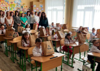 ТзОВ «Бучачагрохліпром» вручає цінні подарунки першокласникам до Дня знань