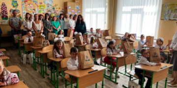 ТзОВ «Бучачагрохліпром» вручає цінні подарунки першокласникам до Дня знань