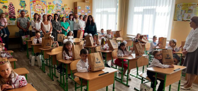 ТзОВ «Бучачагрохліпром» вручає цінні подарунки першокласникам до Дня знань