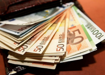 На Тернопіллі літня жінка віддала усі гроші та коштовності, що були вдома, аби «врятувати життя» доньки