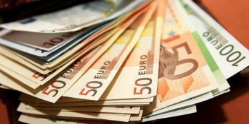 На Тернопіллі літня жінка віддала усі гроші та коштовності, що були вдома, аби «врятувати життя» доньки