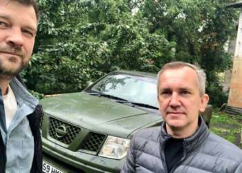 Захисникам на фронт: Тернопільський благодійний фонд «Хвилі Змін» передав бiйцям автомобiль