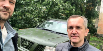 Захисникам на фронт: Тернопільський благодійний фонд «Хвилі Змін» передав бiйцям автомобiль