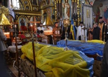 «Друзі ледь не з пелюшок»: одразу із двома Героями з Тернопільщини прощалися жителі села Біла Чортківської громади
