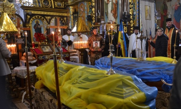 «Друзі ледь не з пелюшок»: одразу із двома Героями з Тернопільщини прощалися жителі села Біла Чортківської громади