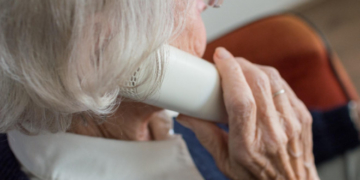 На Тернопільщині шахрай змусив пенсіонерку перерахувати понад 60 000 гривень, налякавши її втратою коштів