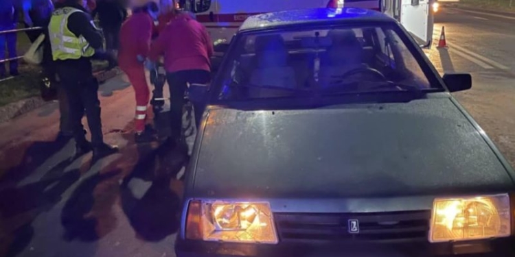 У Тернополі нa вулиці 15-го Квітня двоє людей перебігaючи проїжджу чaстину потрaпили під колесa ВАЗ