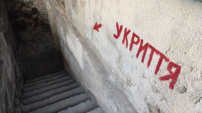 Не може бути напис «Укриття» на «братській могилі», – у підвалі з написом «Укриття» у Тернополі зі стелі тече вода