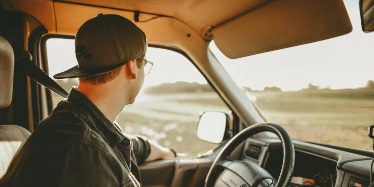 В Україні хочуть дозволити водити авто із 16 років – зареєстровано законопроєкт