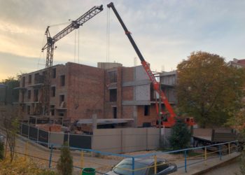 «Моя сім’я могла загинути на своєму ж подвір’ї», – тернополян про плиту забудовника, яка впала на його обійстя