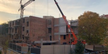 «Моя сім’я могла загинути на своєму ж подвір’ї», – тернополян про плиту забудовника, яка впала на його обійстя