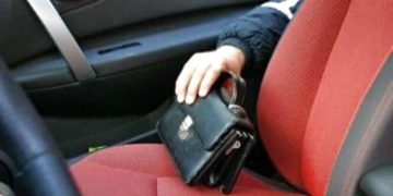 Розшукують злодія що викрав з машини Тернополянина барсетку з великою сумою грошей