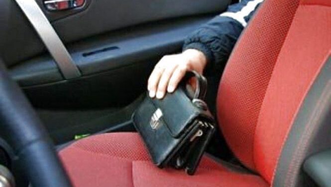 Розшукують злодія що викрав з машини Тернополянина барсетку з великою сумою грошей