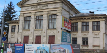 Тернополі демонтували пам’ятки комунізму на одній з історичних будівель міста