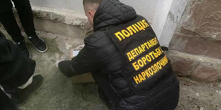 Переселенця з Донецька затримали у Тернополі з пакетом наркотиків
