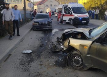 У Чорткові на вулиці Гончара відбулося зіткнення автомобілів «Daewoo Sens» та «BMW-323»