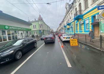 У центрі Тернопля, на вулиці Руській, водійка протаранила паркан і травмувала пішохода