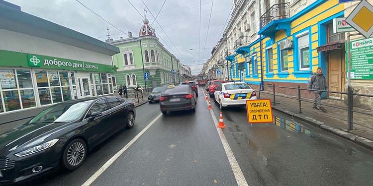 У центрі Тернопля, на вулиці Руській, водійка протаранила паркан і травмувала пішохода
