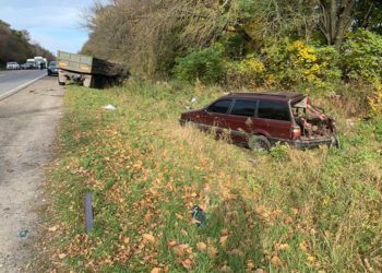 Автотроща з смертельними наслідками: на Тернопільщині зіткнулися легковик і вантажівка