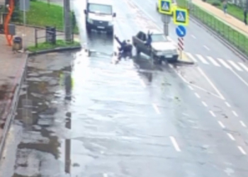 З’явилося відео жахливої ДТП у Тернополі: водій на пішохідному переході збив чоловіка з дитиною та втік