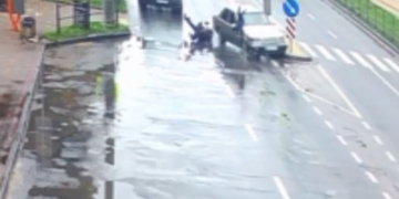 З’явилося відео жахливої ДТП у Тернополі: водій на пішохідному переході збив чоловіка з дитиною та втік