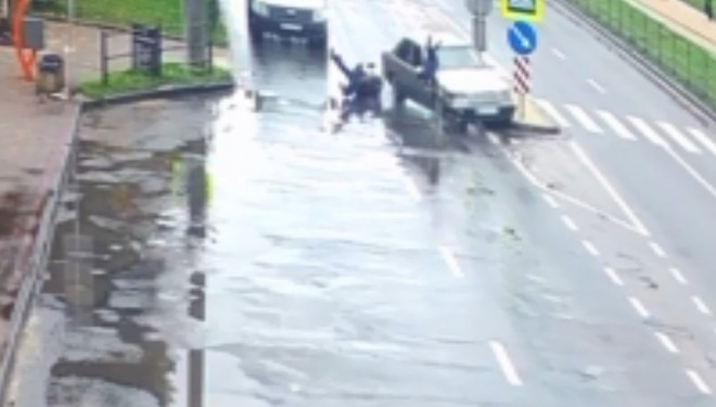 З’явилося відео жахливої ДТП у Тернополі: водій на пішохідному переході збив чоловіка з дитиною та втік