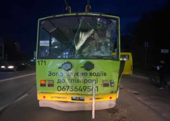 У Тернополі на вулиці 15-квітня трапилася ДТП з потерпілими: маршрутка протаранила тролейбус