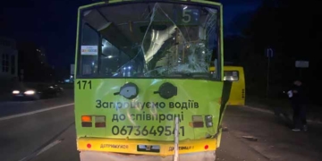 У Тернополі на вулиці 15-квітня трапилася ДТП з потерпілими: маршрутка протаранила тролейбус