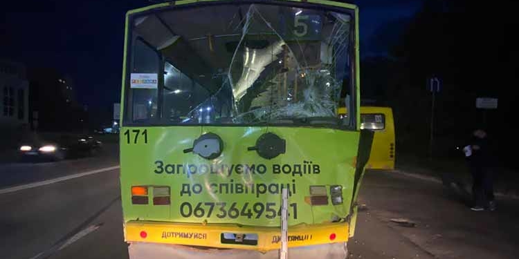 У Тернополі на вулиці 15-квітня трапилася ДТП з потерпілими: маршрутка протаранила тролейбус