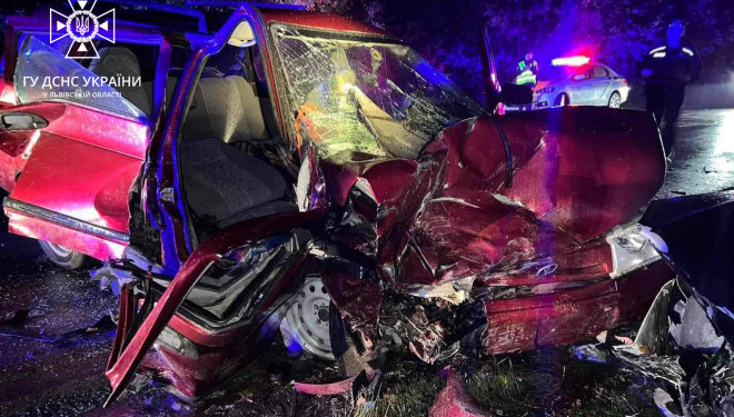 Жахлива автотроща на трасі Брoди-Тернoпіль: потерпілих довелося «вирізати» з автівок