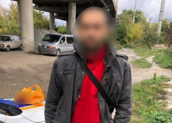 У Тернополі чоловік з пакетом наркотиків намагався втекти від патрульних