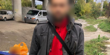 У Тернополі чоловік з пакетом наркотиків намагався втекти від патрульних