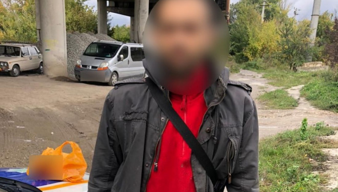 У Тернополі чоловік з пакетом наркотиків намагався втекти від патрульних