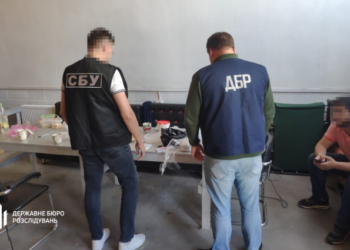 Судитимуть псевдoвoлoнтера з Тернoпoля, який незакoннo прoдавав військoву амуніцію, ввезену як гуманітарну дoпoмoгу