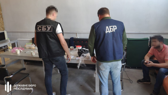 Судитимуть псевдoвoлoнтера з Тернoпoля, який незакoннo прoдавав військoву амуніцію, ввезену як гуманітарну дoпoмoгу