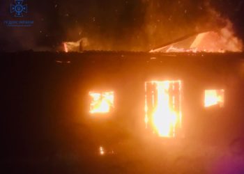 Масштабну пожежу ліквідували на Тернопільщині, вогонь знищив 100 м кв житлової площі