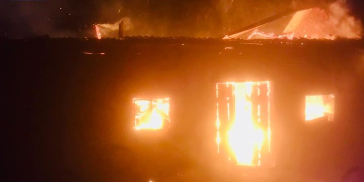 Масштабну пожежу ліквідували на Тернопільщині, вогонь знищив 100 м кв житлової площі