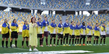 Легендарна Тернополянка «Пташка» з «Азовсталі» зворушила виконанням Гімну України перед матчем «Шахтаря» і «Динамо»