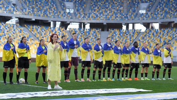 Легендарна Тернополянка «Пташка» з «Азовсталі» зворушила виконанням Гімну України перед матчем «Шахтаря» і «Динамо»